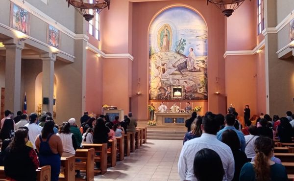 El ex alumno y seminarista, Óscar Paredes, participó activamente en la liturgia.