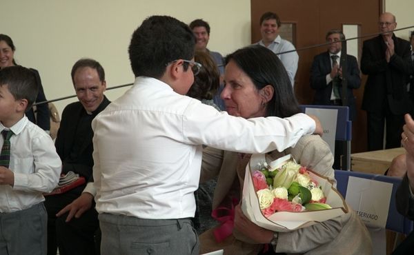 Alumno del Colegio PuenteMaipo y Constanza Said de Álvarez.