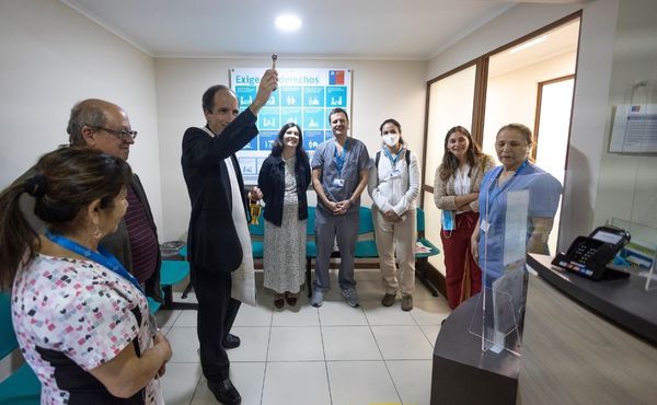 Gloria y Raúl a la izquierda del padre Álvaro Palacios durante la bendición.