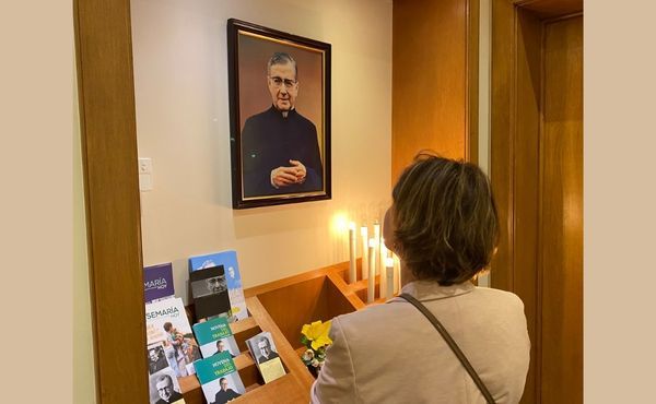 Las personas que se acercan a rezar a la imagen de san Josemaría que hay en la capilla pueden prender una luz para pedir por sus intenciones. Además, hay material que pueden llevar a la casa, como novenas, estampas y boletín informativo.