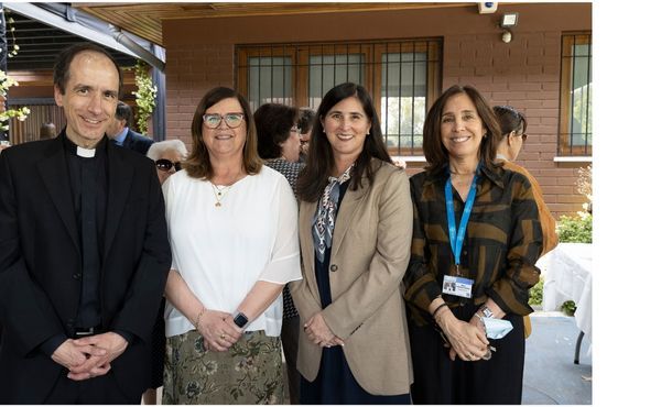 Padre Álvaro Palacios, vicario del Opus Dei en Chile; María Luz Parodi, presidenta de FEDESO; Paula Leiva, directora del policlínico y Paula Fuentes, coordinadora del voluntariado.