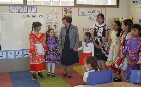 Alumnas del Colegio Trigales junto a M. Luisa Vial de Claro.