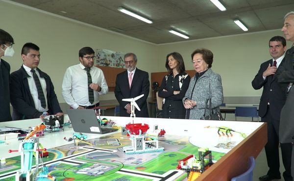 Profesores explican lo que se realiza en la sala de robótica.