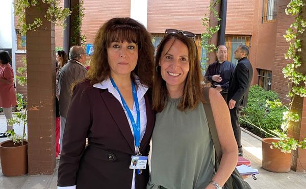 Gladys Tapia, Asistente de Operaciones y Nicole Delaveau, voluntaria, han forjado una gran amistad durante estos años de trabajo en el policlínico.