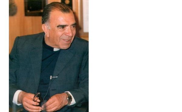 El padre Alfredo Ruiz-Tagle, que había creado la Fundación Mi Casa, pidió la admisión a la Sociedad Sacerdotal de la Santa Cruz en 1978.