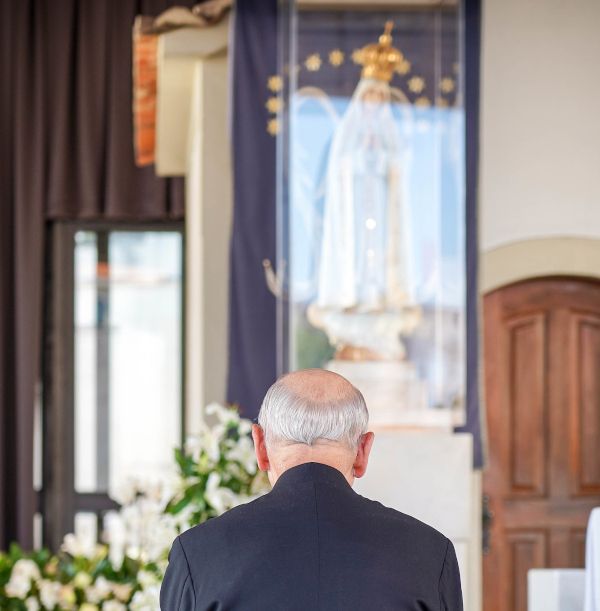 Mons. Fernando Ocáriz reza ante la Virgen de Fátima.