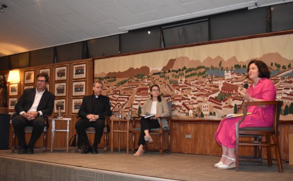 El autor del libro, p. Cristián Sahli, en conversación con Cristián Costabal, del centro de ex alumnos del Colegio Tabancura, Alejandra Fuentes, coautora de la investigación histórica, y Elena Irarrázabal, Subeditora Artes y Letras de El Mercurio, que moderó el encuentro..