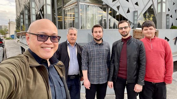 El autor del artículo (izquierda) trabaja en Erbil en la gestión de proyectos para la Oficina Internacional del Arzobispo Caldeo.