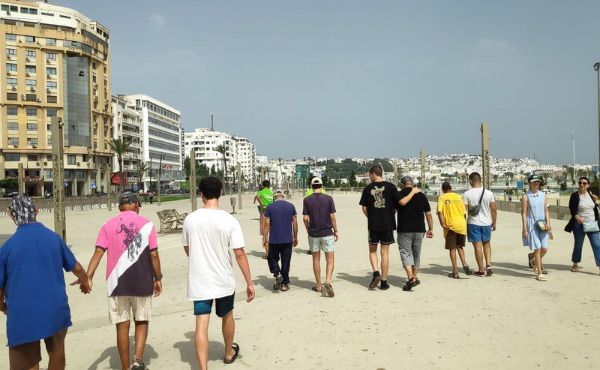 Jóvenes del Colegio Mayor Peñafiel en un voluntariado con personas con discapacidad.
