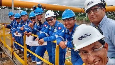 Carlos con algunos compañeros de trabajo del campamento