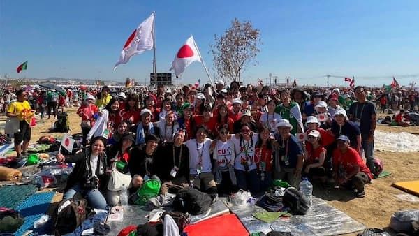 WYDリスボン大会に参加した日本公式巡礼団の若者たち　2023年8月6日　記念ミサ会場で