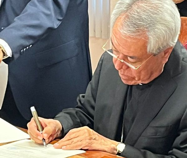 Mons. Alfonso Cortés Contreras firma el decreto de clausura del proceso instructorio diocesano sobre un presunto milagro atribuido al beato Álvaro del Portillo.