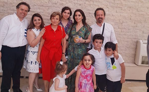 El pasado 30 de junio celebraron la Misa de la fiesta San Josemaría en Bkerke. En la foto, Fina con un grupo de familias que asistieron.