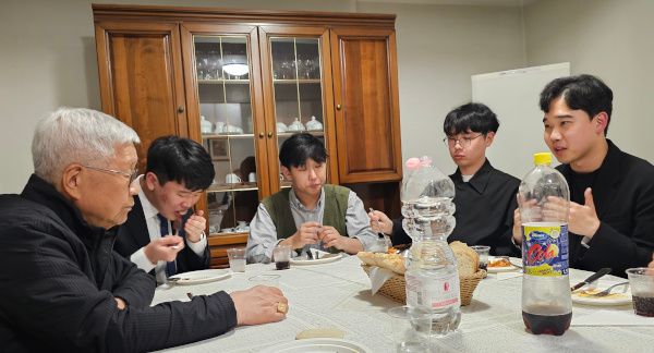 El grupo de Corea disfrutó en Roma de una cena con el cardenal Lazzaro You Heung sik, prefecto del Dicastero para el Clero