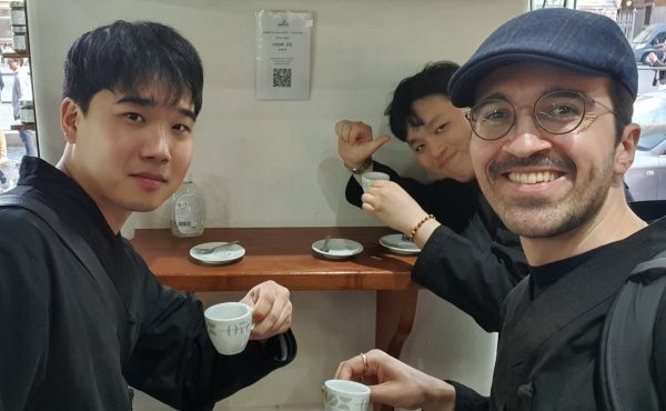 Junwoong (izqda) tomando un café romano.