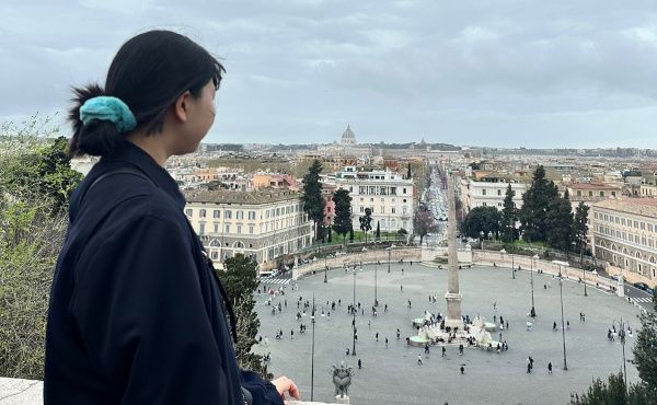 Youngeun en Roma, unos días antes de recibir el bautismo.