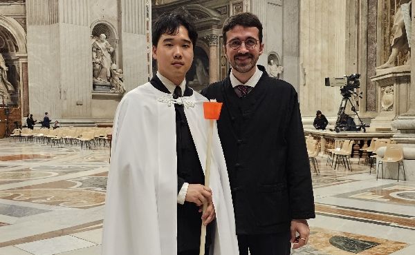 Álvaro en la Basílica de san Pedro, tras recibir los sacramentos de la iniciación cristiana.