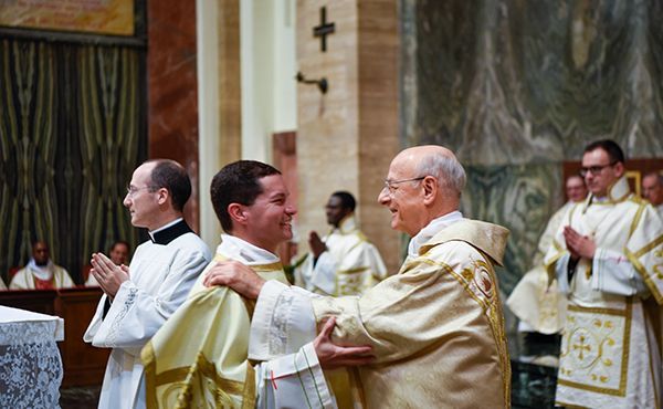 El día de su ordenación diaconal, junto al prelado del Opus Dei.