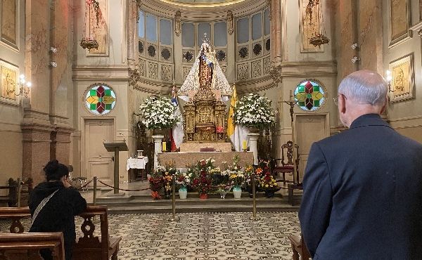 Mons. Fernando Ocáriz rezando a Nossa Senhora do Carmo na paróquia de El Sagrario.