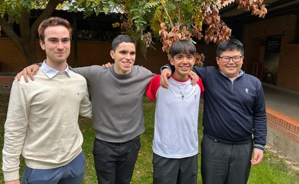 Álvaro, Miguel, George y Ángel, alumnos de la escuela de ajedrez, en un descanso de la actividad