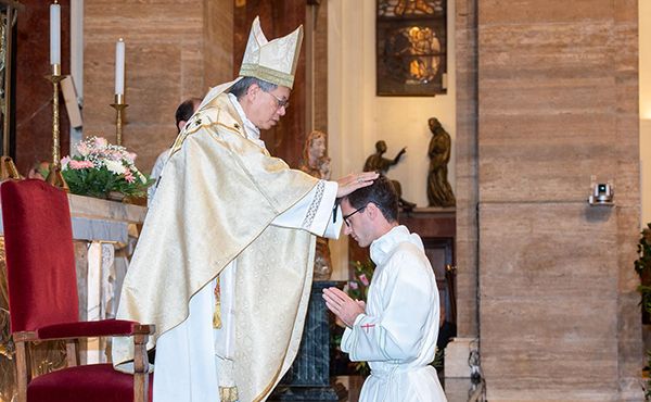 El català Pablo Bistué rep l'ordenació diaconal de mans de Mons. Stephen Lee Bun-Sang, bisbe de Macau.