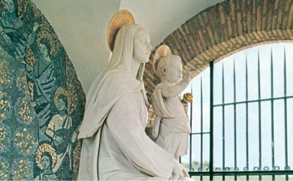 Ermita del campus de la Universidad de Navarra, dedicada a la Virgen en su advocación de "Madre del Amor Hermoso"