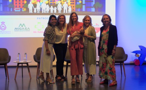 Las ponentes María José Olesti, (su bebe) y Marta Martín, junto a organizadoras del congreso.