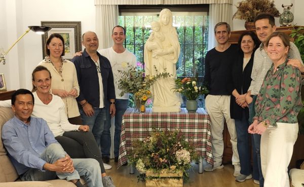 Algunos vecinos reunidos en el salón de casa antes de que se construyera el Cobijo
