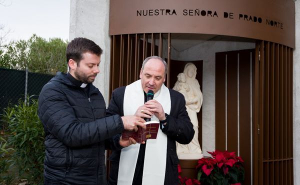 Mons. Antonio Prieto Lucena en la inauguración del Cobijo