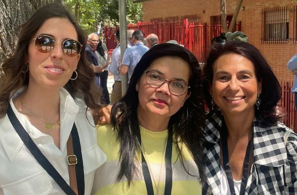 • Natuca Requero, Margarita Morales — ikisi de Fundación Senara’dan — ve CEDIA’da Papa ile buluşan hikâyemizin kahramanı Nimia Patiño