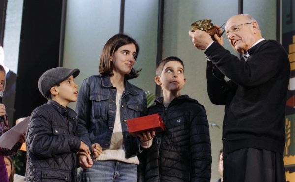El Padre recibe una antigua brújula con reloj de sol, utilizada por navegantes para orientarse en alta mar.