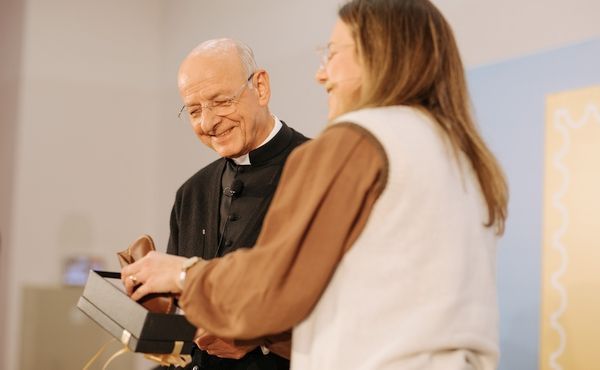As jovens da Del Mar lhe deram de presente um estojo para os óculos com uma frase de São Josemaria: “Senhor, que eu veja”
