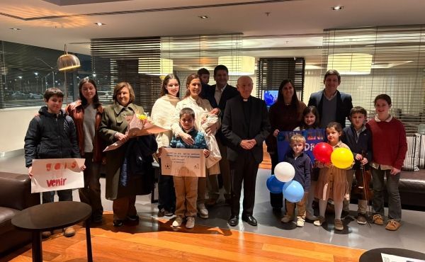 Fernando e Guadalupe, com seus filhos, e Daniel e Isabel receberam o Padre no aeroporto