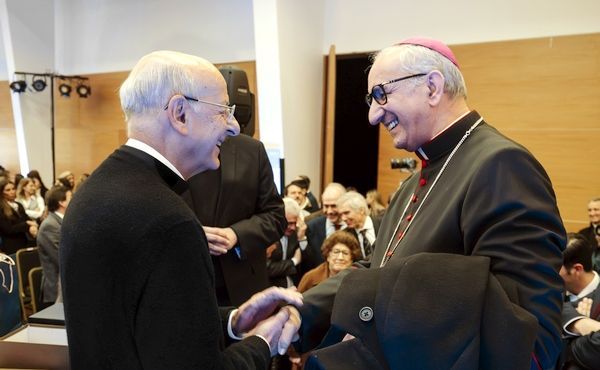 Mons. Ocáriz cumprimenta o núncio apostólico, Mons. Gianfranco Gallone, na Universidade de Montevidéu.