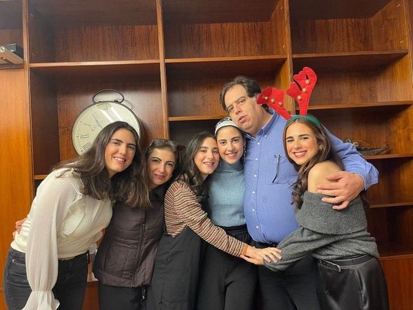 Ana María con su familia celebrando la Navidad en Pamplona