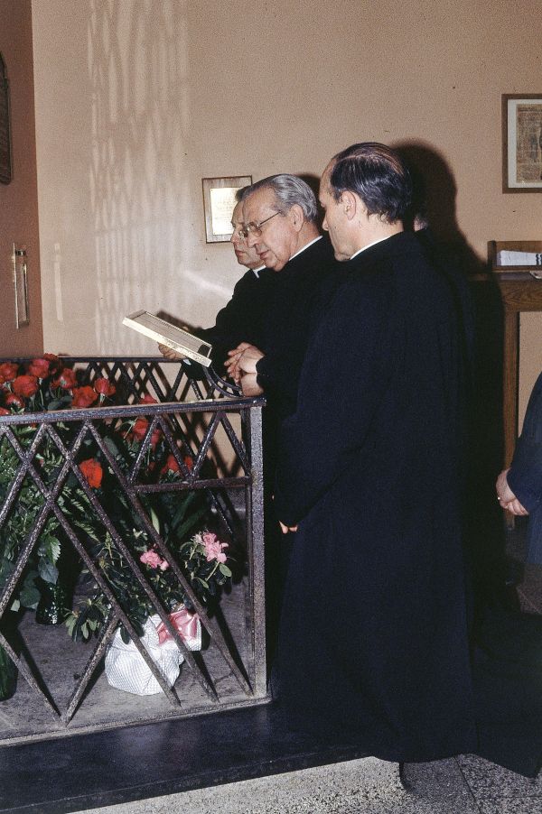 Don Alvaro priant devant la statue et l’huile de saint Joseph