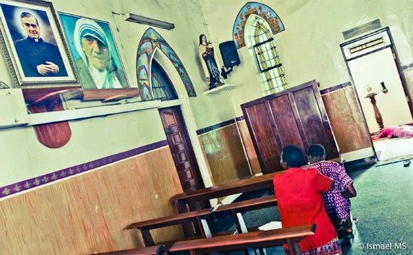 Igreja com uma imagem da Santa Madre Teresa de Calcutá e outra de São Josemaria Escrivá. Foto: Ismael Martínez Sánchez.