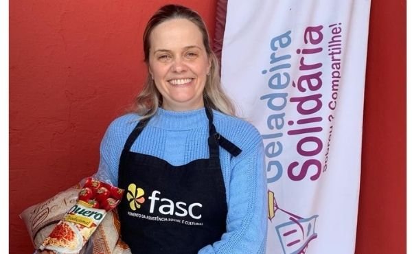 Voluntária da FASC com alimentos a serem dioados