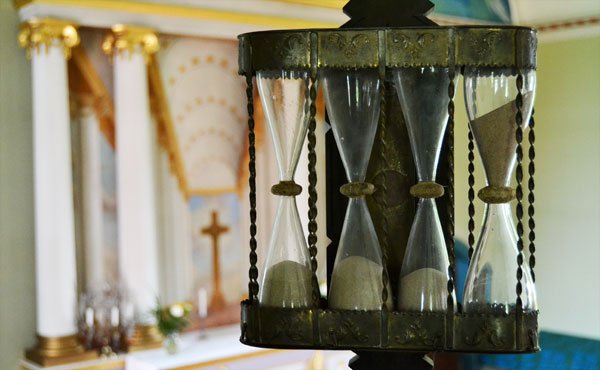 4 timglas i en predikstolen