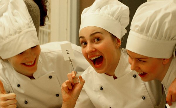 Tre glada kockar som har vunnit en tävling