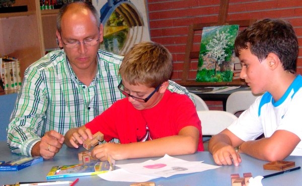 Homem fazendo atividades manuais crianças
