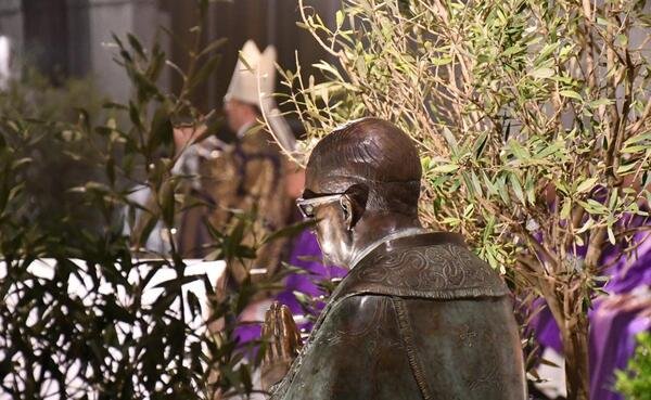 Escultura de Josemaría Escrivá en la iglesia nueva de Santa Cruz de Oleiros (A Coruña)