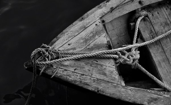 Altes Ruderboot aus Holz mit Seil