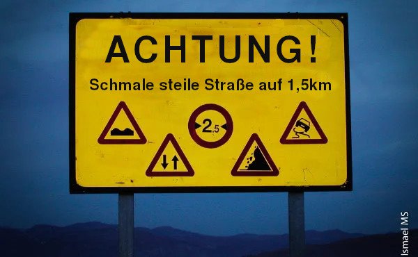 Verkehrsschild Achtung Gefahr - schmale steile Straße