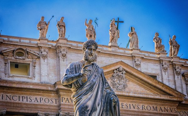 Statue des ersten Papstes Petrus vor dem Petersdom in Rom
