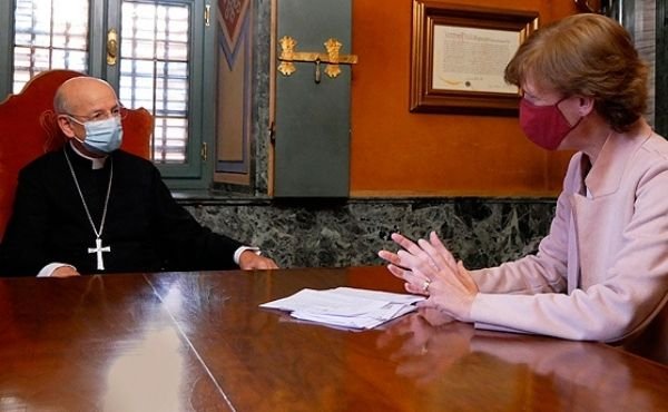 La rectora de la Universidad de Navarra con el prelado del Opus Dei