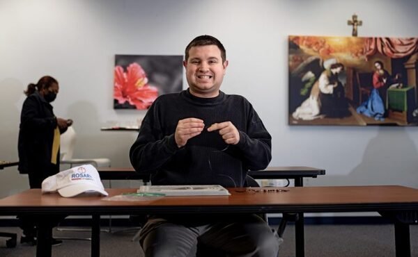 El 21 marzo se celebra el Día Mundial del Síndrome de Down. Con este motivo, el boletín de la diócesis de Atlanta se acercó a las oficinas de Rosary Makers of America, un programa de formación profesional basado en la fe, que puso en marcha Nicholas Kemdi