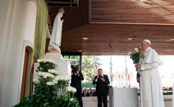 Papa Francisco reza na capela das aparições em Fátima, Portugal, em 13 de maio de 2017, no centenário da primeira aparição da Virgem Maria aos três pastores