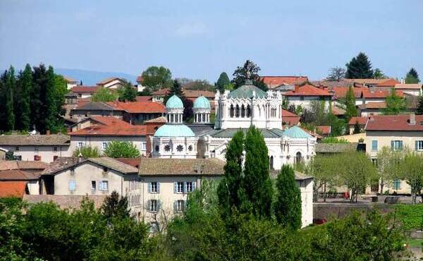 Vista de la localidad de Ars, con la Basílica en la que se venera el cuerpo de san Juan María Vianney