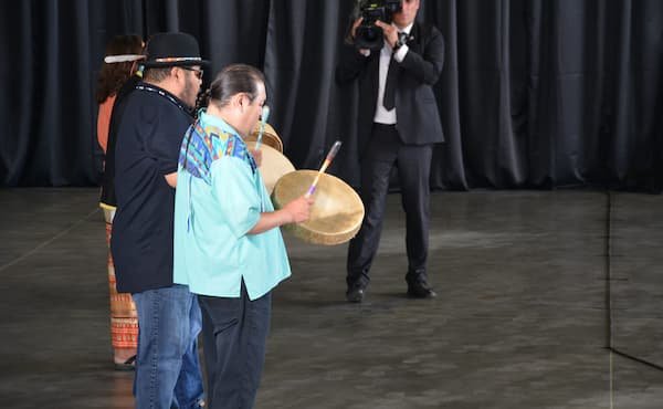 Autochtones jouant du tambour